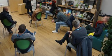Menschen sitzend in einem Seminarraum - Vortrag und Führung durch das C2C LAB in Berlin für eine Gruppe Masterstudierende