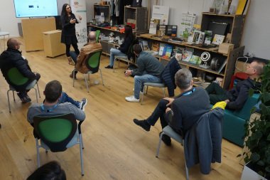 Menschen sitzend in einem Seminarraum - Vortrag und Führung durch das C2C LAB in Berlin für eine Gruppe Masterstudierende