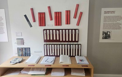 Bücher in Punktschrift und in Schwarzschrift am Beispiel von Büchern aus der Reihe Harry Potter