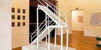 Installation einer weißen Treppe auf einem Sockel in einem Raum