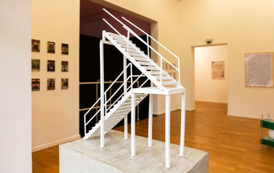 Installation einer weißen Treppe auf einem Sockel in einem Raum