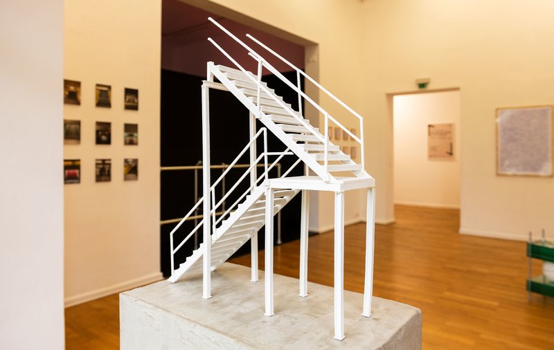 Installation einer weißen Treppe auf einem Sockel in einem Raum