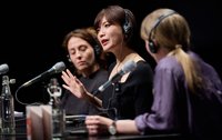 Mieko Kawakami gestikulierend und sitzend vor einem Mikrofon