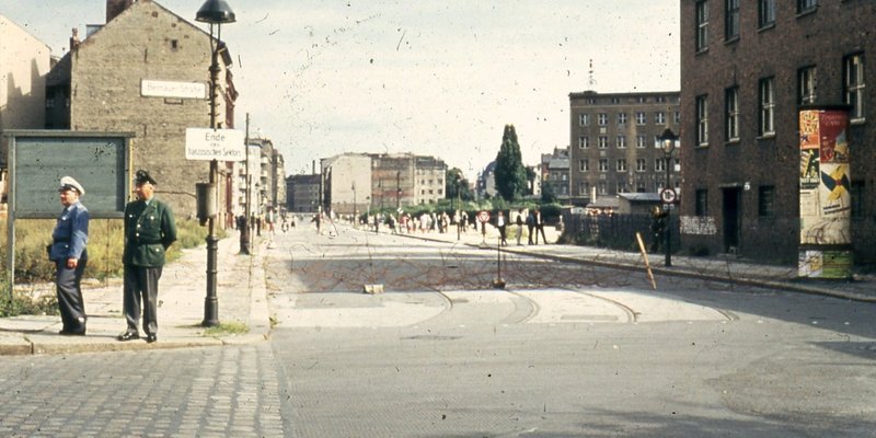 2 West-Berliner Polizisten vor Absperrung Bernauer Straße/Gartenstraße im August 1961