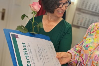 1 Frau und eine Person - Zertifikatübergabe am Ende des Deutschkurses