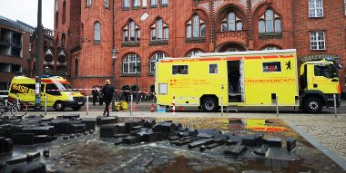 Einsatzleitwagen 2 des ASB vor rotem Backsteingebäude