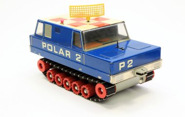 Polar 2,  1960 - 1970 (um 1965); Blechspielzeug, chromolithografiert. Raupenketten aus Gummi. Metallstreifen aus Stahl. Räder und andere Teile (u.a. Fenster) aus Kunststoff, 16,50 cm x 27,50 cm x 13 cm