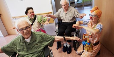 Clowns besuchen ältere pflegebedürftige Menschen und schenken ihnen Lebensfreude und Hoffnung