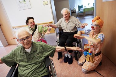 Clowns besuchen ältere pflegebedürftige Menschen und schenken ihnen Lebensfreude und Hoffnung
